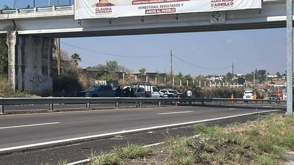 Fue hallado el cuerpo sin vida presuntamente de un masculino en avanzado estado de descomposición sobre la autopista vía Atlixcáyotl